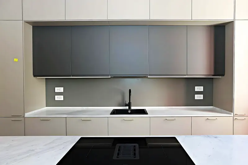 Frente de cocina recién montado, todavía sin limpiar de obra