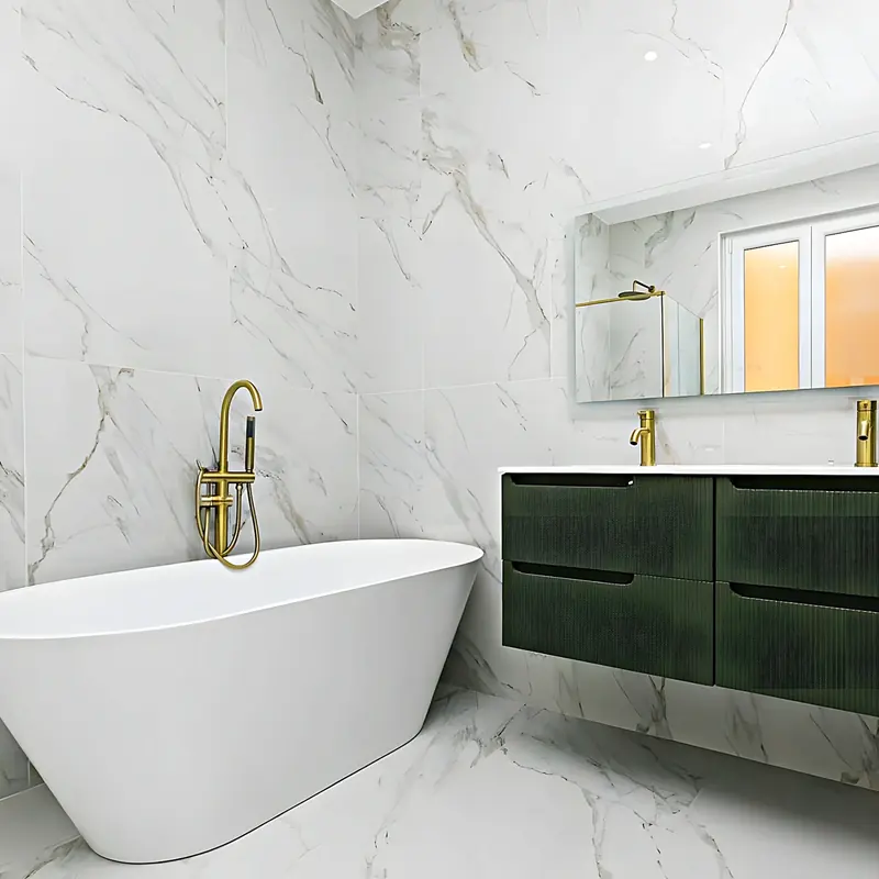 Baño en porcelánico efecto mármol con bañera exenta y grifería de suelo