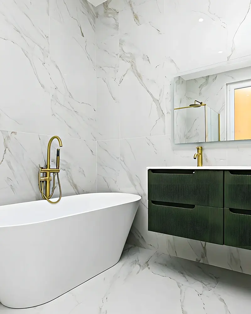 Baño en porcelánico efecto mármol con bañera exenta y grifería de suelo